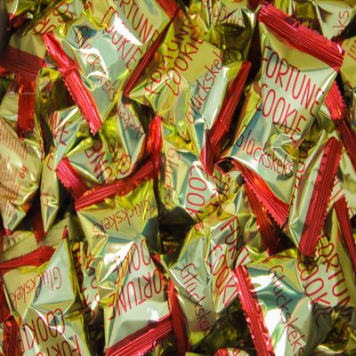 50 Fortune Cookies, 6 g Each, Individually Wrapped in Gold Foil + Free Good-Luck Charm