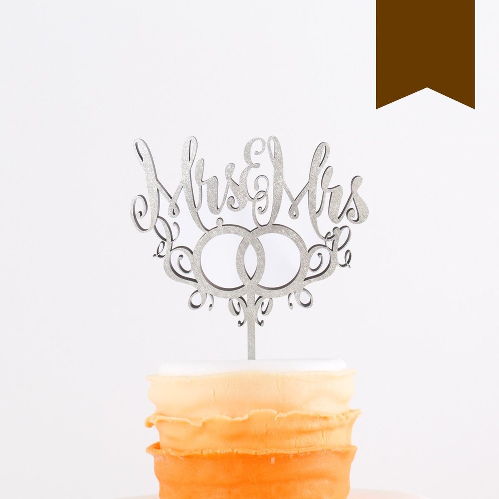 KLEINLAUT 3D Cake Topper “Mrs. & Mrs.” with Rings, 15 x 18.4 cm, Brown