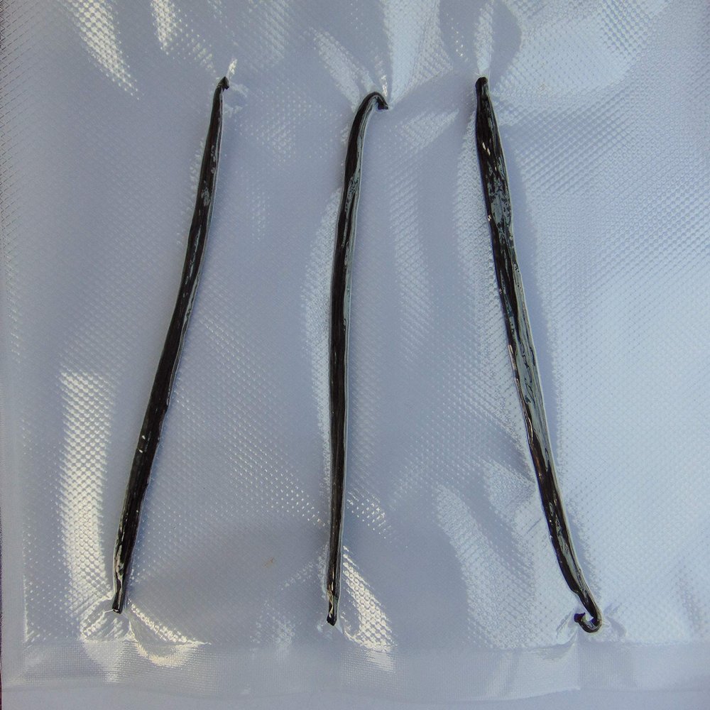 Premium Vanilla Beans, 3 pcs, approx. 15–17 cm long, unsplit, beautiful color and aroma