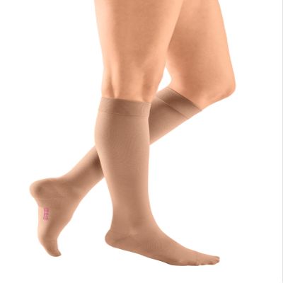 medi mediven plus Unisex Compression Knee-High Stockings | Medical Compression Stockings CCL 2 for Women and Men | Caramel | Size VI | Closed Toe | Short | Narrow Grip Band
