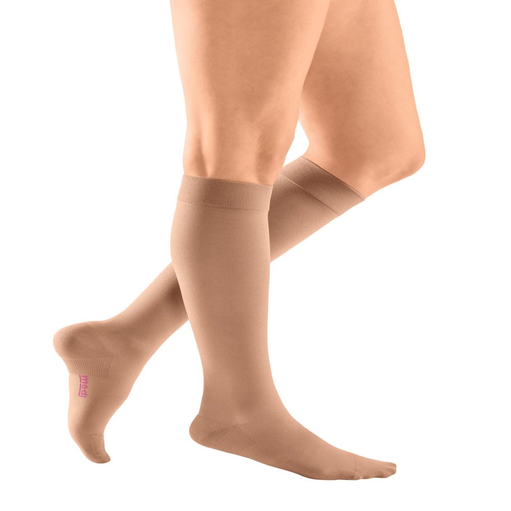 medi mediven plus Unisex Compression Knee-High Stockings | Medical Compression Stockings CCL 2 for Women and Men | Caramel | Size VI | Closed Toe | Short | Narrow Grip Band
