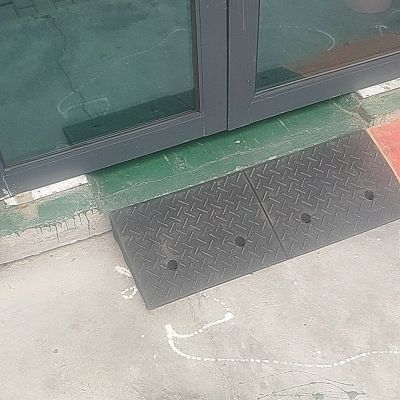 Heavy-Duty Rubber Curb Ramp for Mobility Scooters and Wheelchairs, 98 x 30 x 10 cm