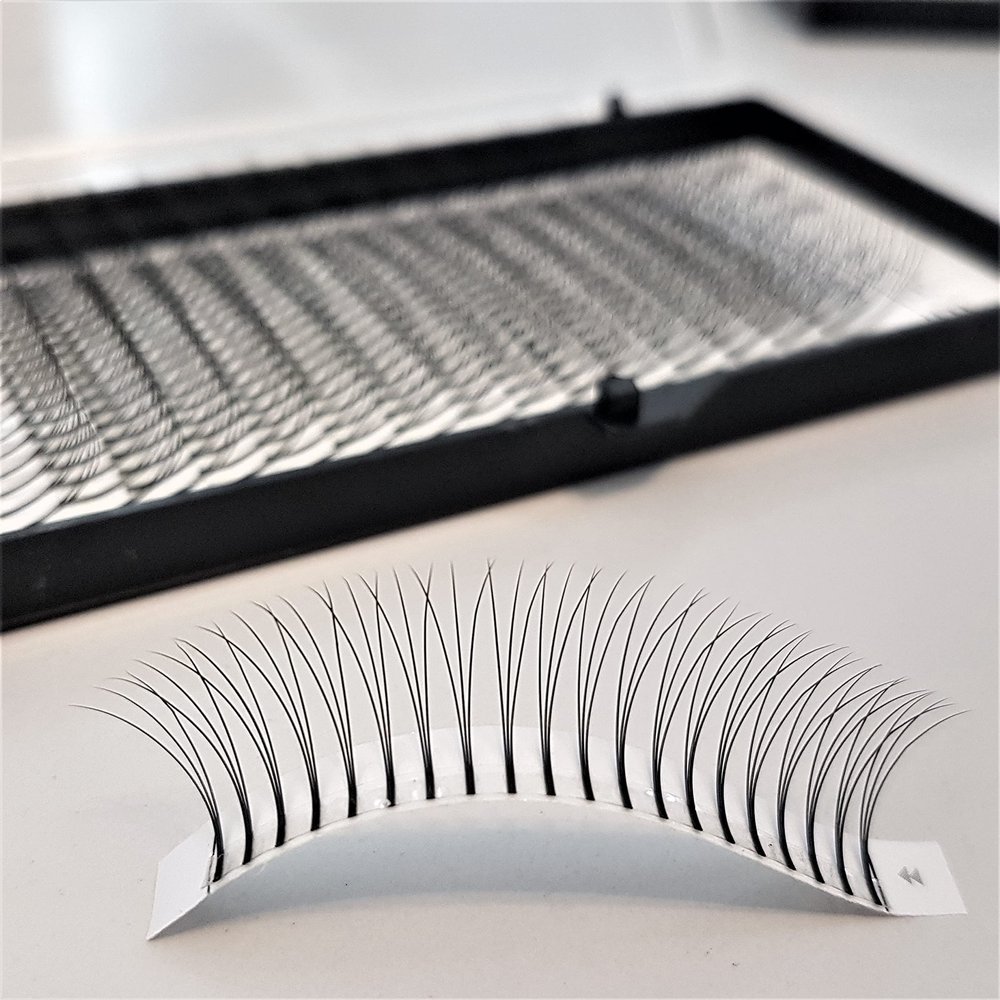 320 W-Lashes for Eyelash Extensions, 3D W Fans for Volume, W Volume Extensions, Pre-Fanned Silk Lashes (8 mm, C-Curl, 0.07)