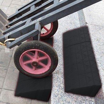 MINUSE Portable Plastic Curb Ramp, Connectable Red Triangle Ramp, 12 x 14 x 20 cm