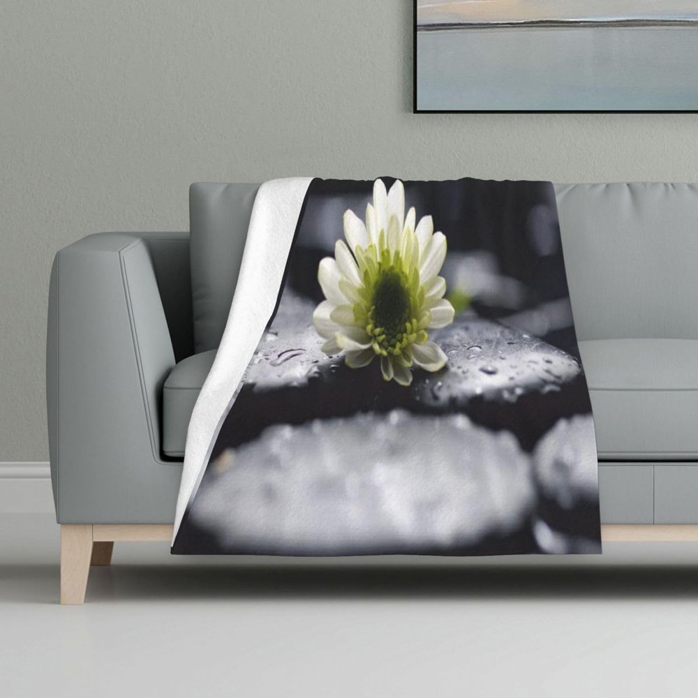 ASEELO 122 x 81 cm Flower Fleece Blanket for Sofa, Bed and Travel