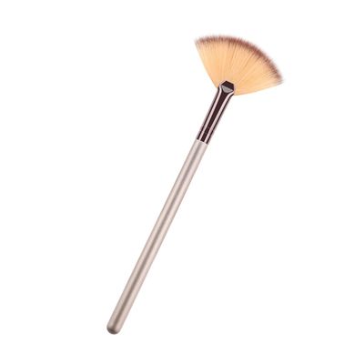 Fan Makeup Brush T-01-453 with Wooden Handle and Nylon Bristles