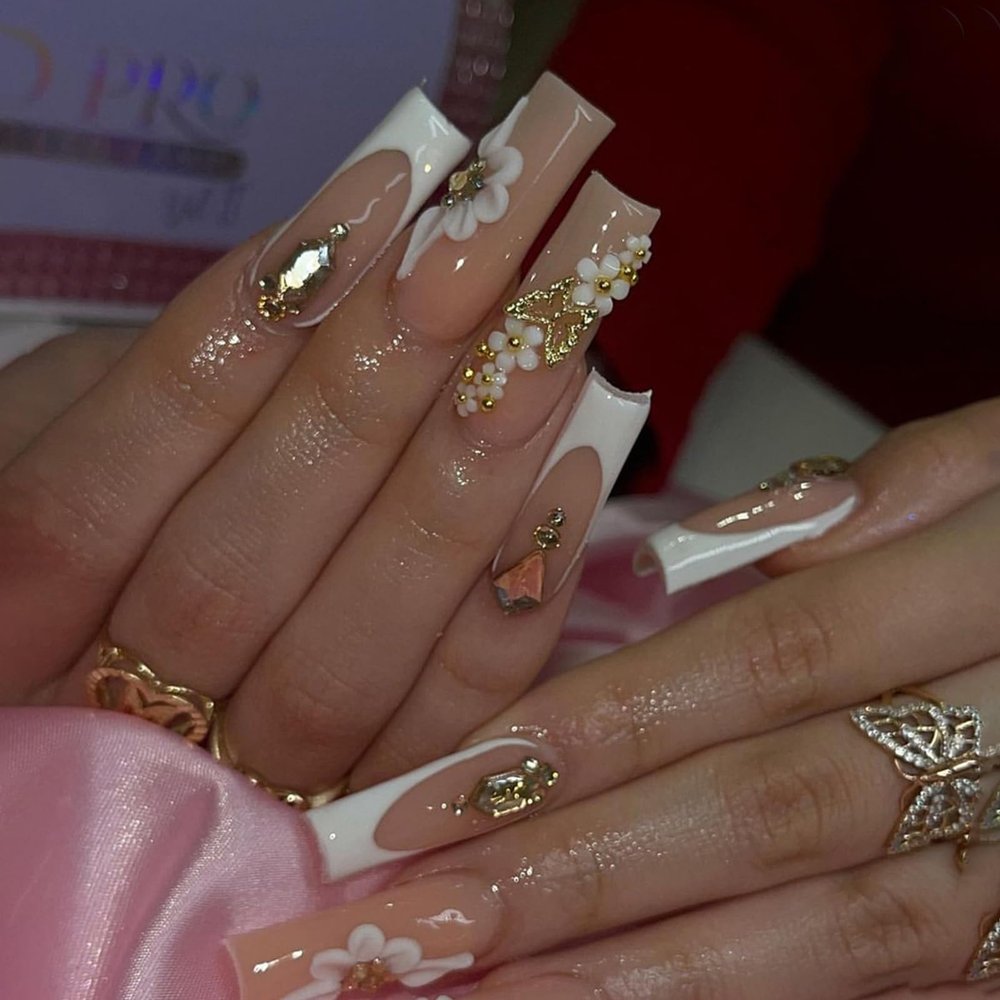 Modern Square Press-On Nails with Rhinestones and 3D Floral Details