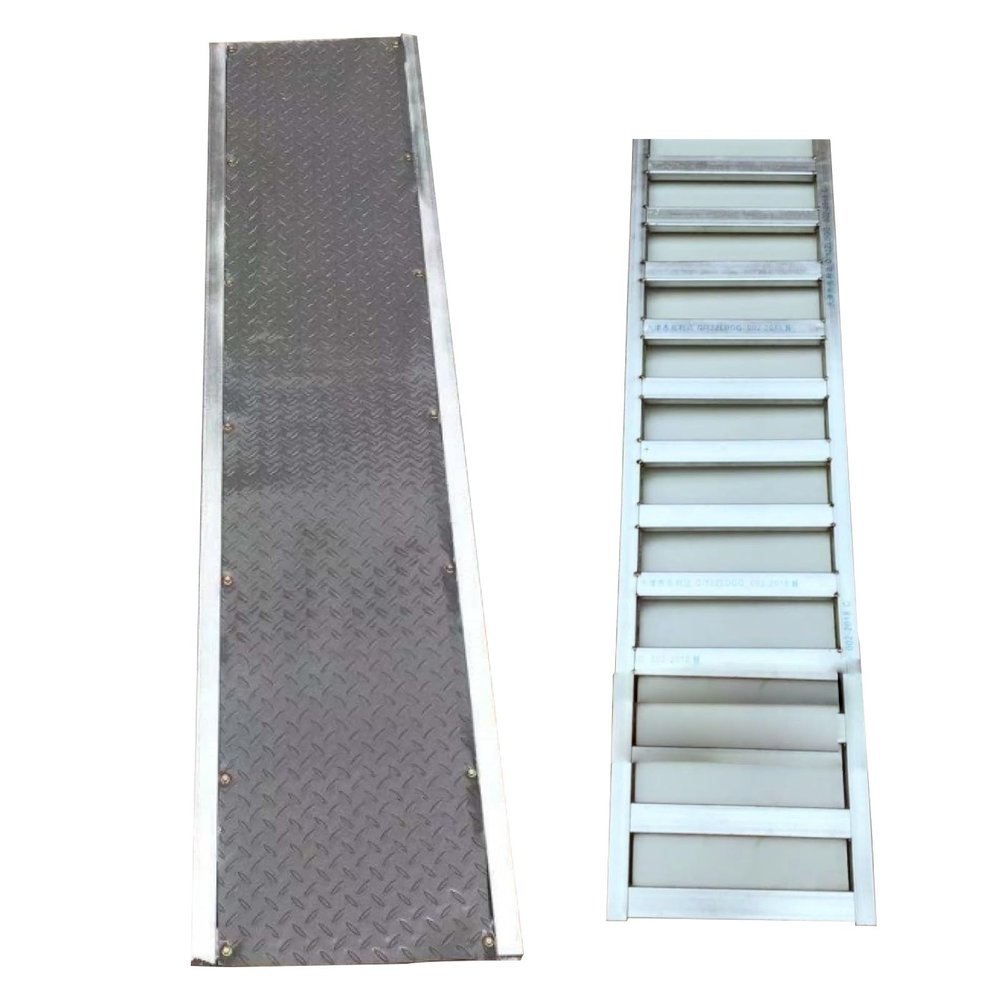 Sturdy Adjustable Driveway Ramp, Non-Slip Design for Smooth Vehicle and Pedestrian Access, Height-Adjustable, 60 x 36 x 10 cm