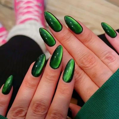 24 Sparkling Green Almond-Shaped Artificial Nails