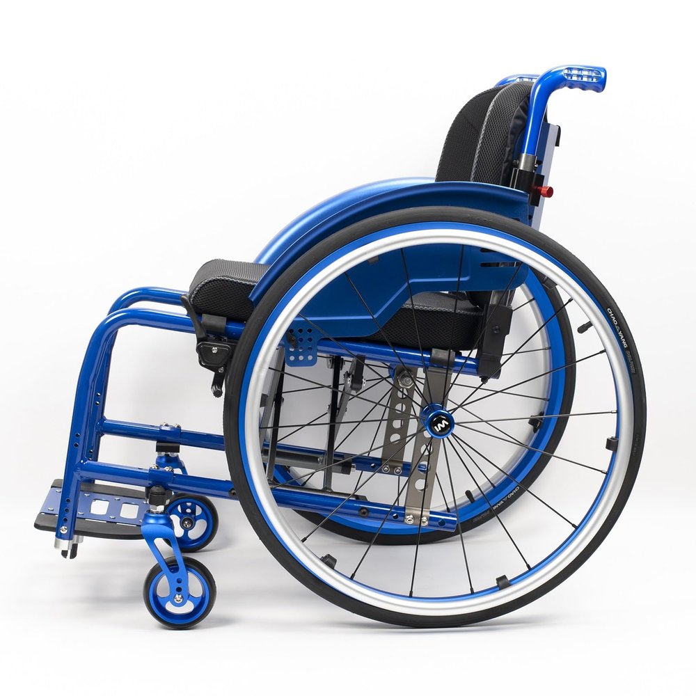 Lightweight Foldable Self-Propelled Wheelchair, Aluminum Frame, 100 kg Capacity, 42 cm Seat Width