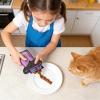 Cat Food Pouch Squeezer - Portable Feeding Tool view 3